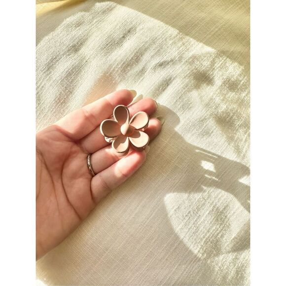 Light brown cute flower hair clip - Picture 3 of 3